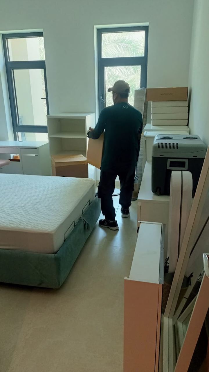 The Smart Packaging and Moving team on a job